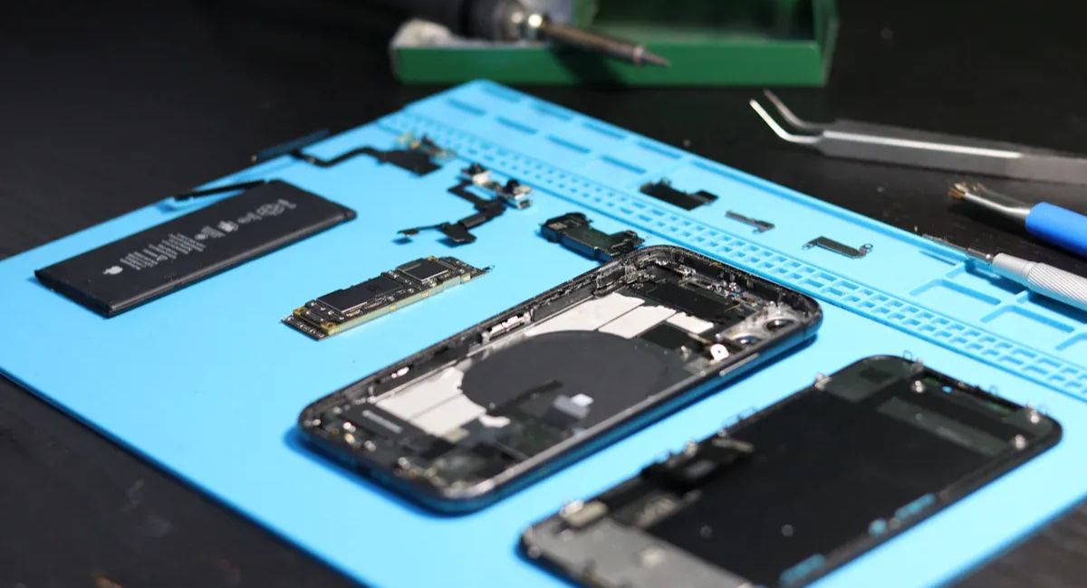 Can a phone motherboard be replaced showing smartphone internal repair and motherboard replacement process