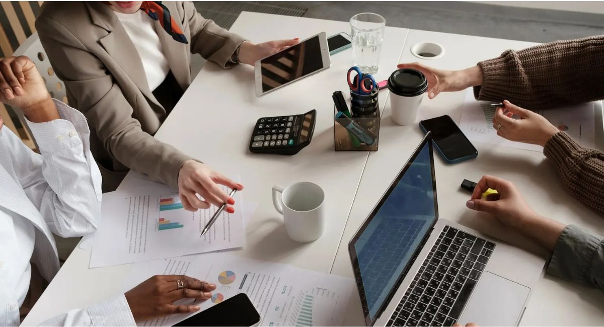 Illustration representing Valplekar with modern digital features, benefits, functionality, and user-friendly solutions for individuals and businesses.